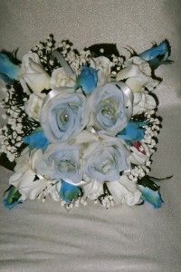 SQUARE BOUQUET WITH WHITE ROSES AND BLUE BUDS  